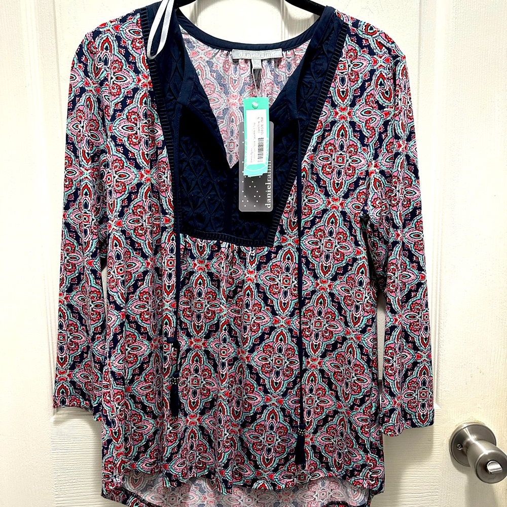 Daniel Rainn top size small
